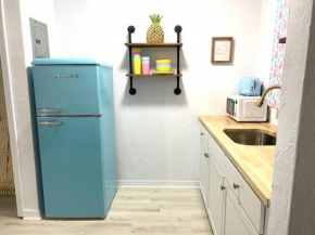 Pineapple Shores Retro Inn 4